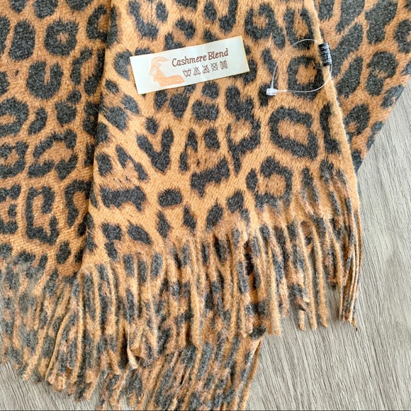NEW ❗️ Leopard print scarf /shawl - NWT ✨ - Picture 3 of 5